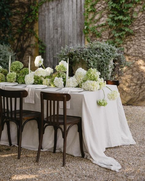 A favourite of ours created with @sophiawilde_ Soft buttery oatmeal linen, hydrangea down the centre and the perfect @krinklewood… | Instagram Flower Set Up For Wedding, Hydrangeas Table Decor, Hydrangea Floral Arrangements Wedding, Hydrangea Wedding Florals, Hydrangea Table Centerpiece, Wedding With Hydrangeas, Hydrangea Table Arrangements, Linen Table Cloth Wedding, Hydrangea Table Decor