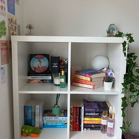 bookshelves Cubby Ideas Bedroom, Square Bookshelf Styling, Y2k Bookshelf, Small Book Shelf Idea, Room Cubby Ideas, Small Bookshelf Styling, Cube Bookshelf Styling, Cubby Shelf Decor, Shelves In Bedroom Aesthetic