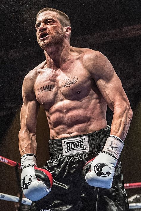 When Jake Gyllenhaal trains for a role, the results are nothing short of outstanding. Discover how he shaped up to portray a world-champion boxer in the summer blockbuster "Southpaw." Mighty Mike, Boxing Images, Boxing Ring, Ufc Boxing, Boxing Posters, Get Shredded, Yoga Kurse, Ufc Fighters, Jake Gyllenhaal