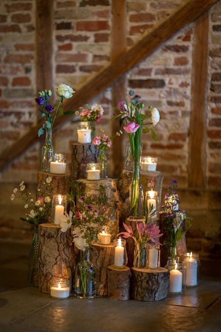 Candles Display, Flowers And Candles, Flowers Candles, Deco Champetre, Honeymoon Ideas, Wooden Log, Candle Displays, Wood Logs, Wedding Beach