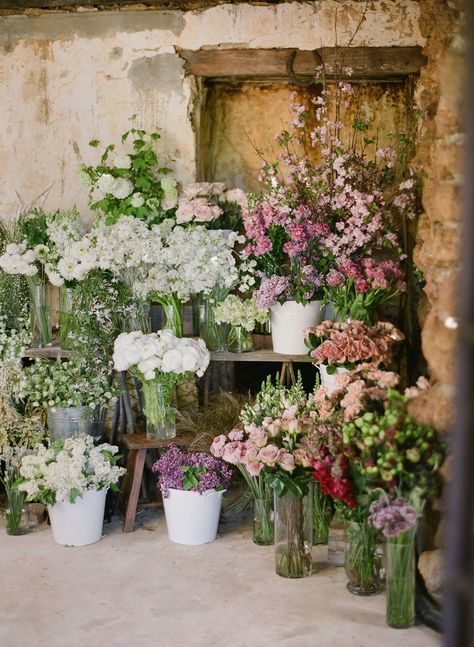 Zinnia Floral Designs - Spring Class at the farm Flower Shop Wedding Display, Floral Cooler Display, Floral Workshop Ideas, Market Flower Display, Bar At Party, Make Your Own Bouquet, Bouquet Bar, Floral Workshop, Flower Shop Decor