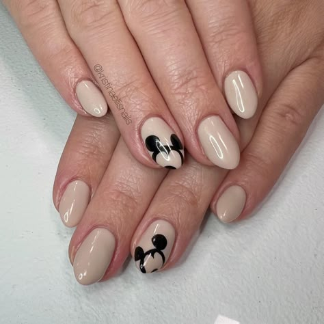 Hand painted simple Disney Mickey Mouse gelpolish nails. Disney Nails Elegant, Minnie Mouse Almond Nails, Chrome Mickey Nails, Round Disney Nails, Subtle Mickey Nails, Mickey Nails Simple, Mickey Nail Designs, Simple Mickey Mouse Nails, Nails Disney Designs