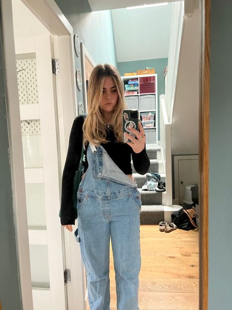 Dungree Styles Winter, Light Blue Overalls Outfit, Dungree Styles Jeans, Blue Dungarees Outfits, Dungarees Outfit Women, Dungarees Outfit Aesthetic, Dungree Styles, Blue Overalls Outfit, Overall Outfit Winter