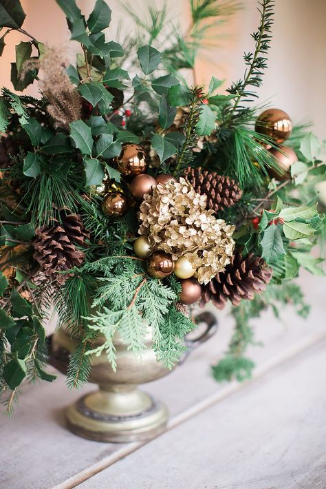 Hydrangea Christmas Arrangement, Dried Hydrangea Christmas Tree, Hydrangea Christmas Centerpiece, Spray Paint Hydrangeas, Dried Floral Christmas, Classic Centerpieces, Gold Hydrangea, Christmas Hydrangea, Classic Wedding Centerpieces