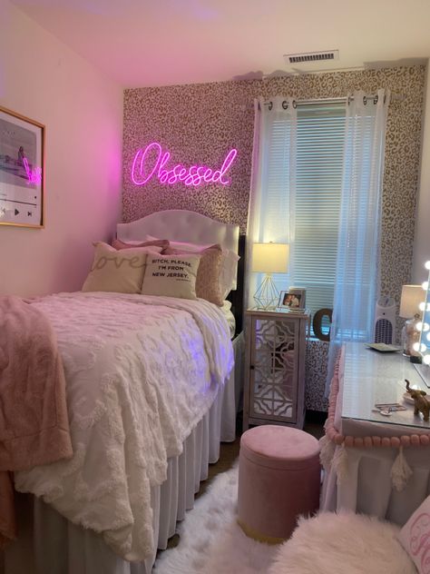 Pink and cheetah dorm room idea 
@chloehobann on insta Dorm Pink Aesthetic, Fancy Dorm Room Ideas, Pink College Room Aesthetic, College Dorm Pink Aesthetic, Dorm Room Ideas Cute, Pink White And Grey Dorm Room Ideas, Girly College Dorm Room Ideas, Light Pink And White Dorm Room, Fancy Dorm Room Aesthetic