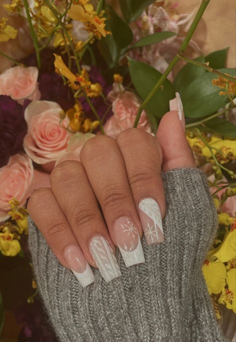 Jumper Nail Art, White French With Snowflakes, White French Tip Sweater Nails, White French Tip Winter Nails, Sweater Nails French Tip, Sweater French Tip Nails, French Tips With Snowflakes, Snowflake French Tip Nails, Sweater Print Nails