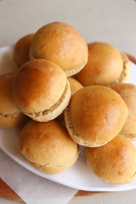 Bread machine hamburger buns on a white platter Hamburger Buns Bread Machine, Bread Machine Hamburger Buns, Buns Bread Machine, Soft Hamburger Buns, Healthy Hamburger, Thriving Home, Homemade Buns, White Platter, Slider Buns