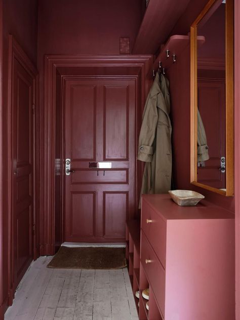 Burgundy Entryway, Burgundy Hallway, Red Walls Bedroom, 2025 Trends, Scandinavian Apartment, Airbnb Design, Small Entryways, Large Dining Table, Small Entryway