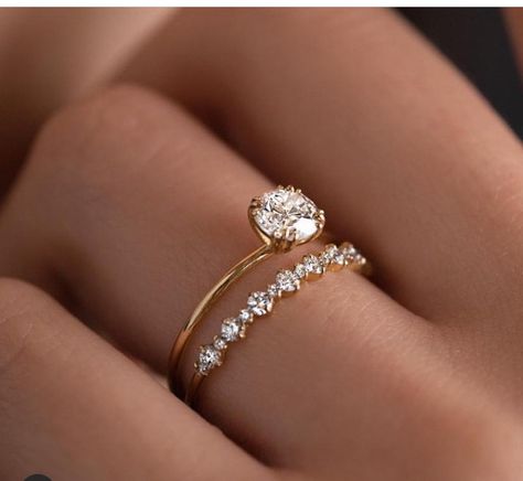 Minimalistic Wedding Ring Gold, Small Round Wedding Rings, Simple Engagement Rings Circle, Small Engagement Rings With Band, Trendy Wedding Bands, Engagement Rings Pairing, Simple Elegant Wedding Rings Gold, Round Wedding Rings Gold, Gold Engagement Ring Circle