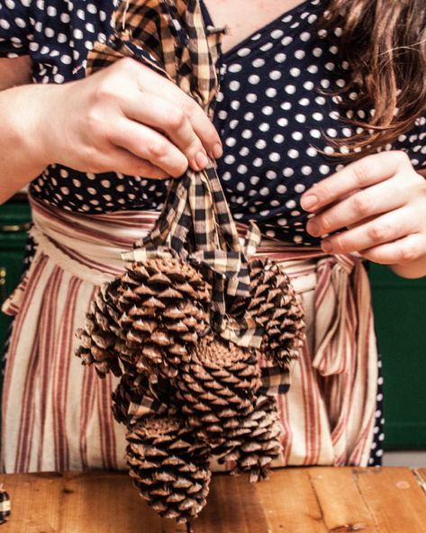 Pinecone Door Hanger - Handmade Christmas Series - Cottage Chronicles Pine Cone Diy Christmas, Pinecone Porch Decor, Christmas Decor Using Pine Cones, Christmas Pinecones, Things To Do With Pinecones, Christmas Pine Cone Crafts, Pinecone Door Decorations, Crafts With Pinecones, Pinecones Decorations