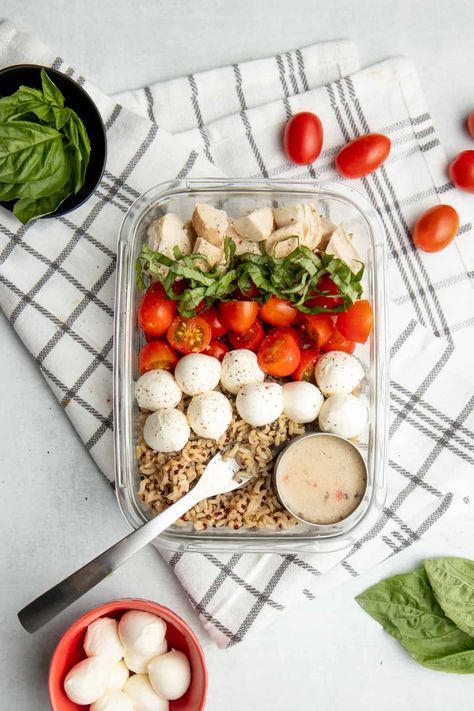 Simple ingredients and a few minutes are all you need to meal prep these healthy grab-and-go Caprese Chicken Quinoa Bowls! #mealprep #lunchpacking Chicken Salad Meal Prep, Quinoa Bowls, Side Salads, Healthy Lunches For Work, Salad Meal Prep, Healthy Lunch Meal Prep, Chicken Quinoa, Leftover Rotisserie Chicken, Prep Bowls