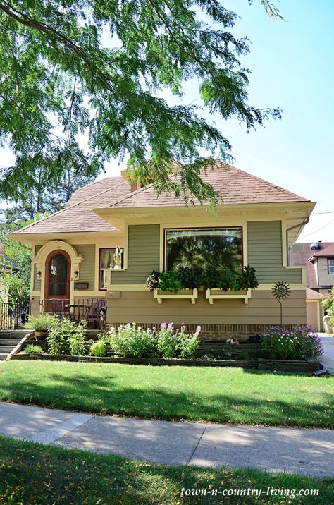 1920 House Exterior, 1930s Bungalow Exterior, 1920s Bungalow Exterior, Craftsman Bungalow Exterior Colors, Bungalow Exterior Makeover, 1920s Craftsman Bungalow Exterior, Bungalow Exterior Colors, 1920s Craftsman Bungalows, Yellow Bungalow