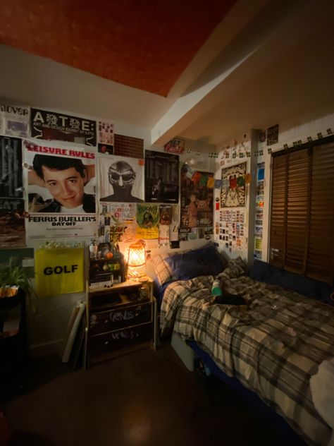 Bedroom Rearranging Ideas Layout, Vintage Room Ideas Men, 90s Skater Bedroom, Older Brother Room, Older Brother Core Room, Teen Boy Room Aesthetic, Aesthetic Boys Bedroom, 90s Room Inspo, 90s Grunge Bedroom