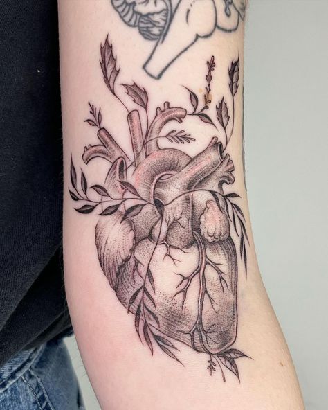 Willow Harrah Tattoo on Instagram: “A botanical heart for Danny in the ditch, thank you thank you!! (And they sent me awesome healed pictures!! The pictures are a little over…” Anatomical Heart Tattoos, Human Heart Tattoo, Badger Tattoo, Disney Sleeve Tattoos, Anatomical Heart Tattoo, Heart Tattoos, Vine Tattoos, Heart Tattoo Designs, Flowers Tattoo