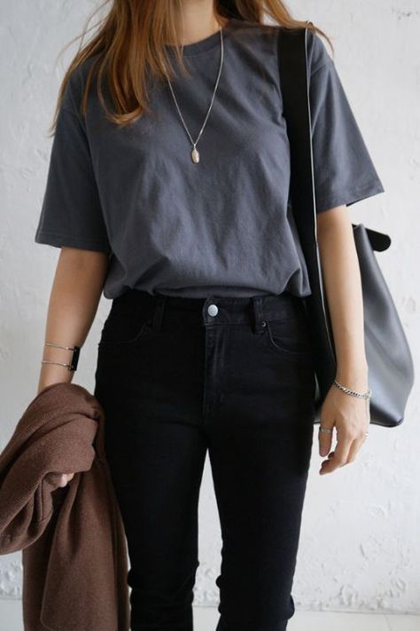 neutrals Women’s Minimalist Fashion, 90s Fashion Grunge Summer, Minimal Classic Style, Minimalist Wardrobe Capsule, Outfit Essentials, Mode Inspo, 가을 패션, Office Outfits, Looks Vintage