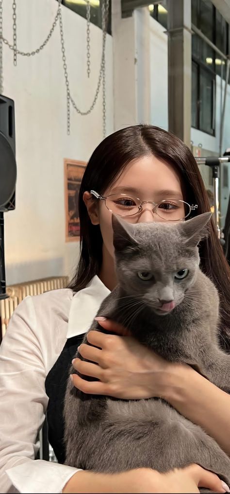 Miyeon Lockscreen, Miyeon Girlfriend Material, Miyeon Gidle Wallpaper, Miyeon Wallpaper, G-idle Miyeon, Cho Miyeon, G I Dle Miyeon, Cat Hat, G I Dle