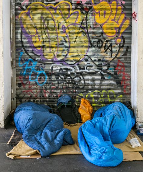 What To Do If You See Someone Sleeping Rough This Winter #refinery29 https://www.refinery29.com/en-gb/2017/12/185045/what-to-do-homeless-person-sleeping-rough Homelessness Art, Someone Sleeping, Person Sleeping, A Level Art Sketchbook, Photography Themes, Homeless Shelter, Uk Photography, Homeless People, 1930s Art