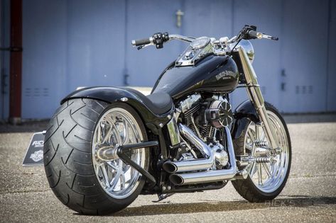 Review of Harley-Davidson Softail Fat Boy "Really fat, not really bad" by Rick's Motorcycles Hd Fatboy, Motocykle Harley Davidson, Softail Bobber, Мотоциклы Harley Davidson, Harley Fatboy, Custom Street Bikes, Softail Slim, Softail Custom, Harley Davidson Fatboy