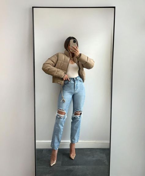 Baddie Outfits For Winter, Crop Puffer Jacket Outfit, Cropped Puffer Jacket Outfit, Classy Baddie Outfits, Elsa Hosk Puffer Jacket, Baddie Winter Outfits, Minimalist Winter Outfit, Winter Outfits For Women, Classy Baddie