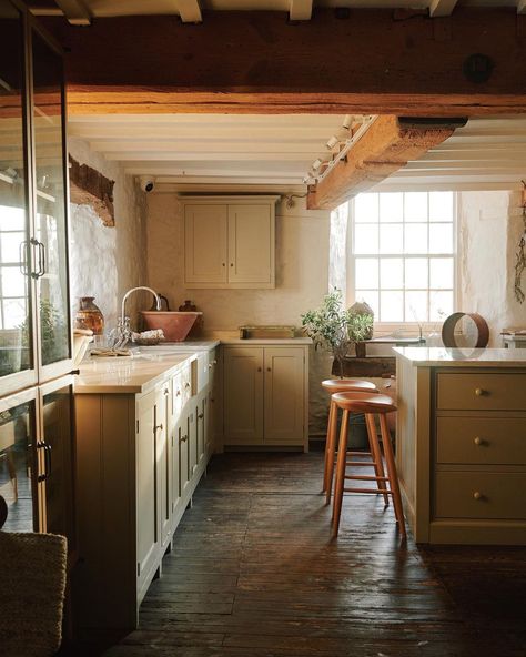 Georgian Kitchen, Classic English Kitchen, Kitchen Credenza, Beautiful Pantry, Georgian Furniture, Devol Kitchens, English Kitchens, Castle House, Shaker Kitchen