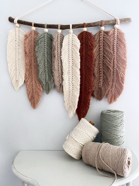 Bed Wall Decor Ideas Modern, Decorating With Macrame Wall Hanging, Diy Macrame Wall Hanging Tutorials Boho, Diy Yarn Feathers Wall Hangings, Boho Wall Colours, Diy Wall Decor Macrame, Feather Macrame Wall Hangings Diy, Diy Hanging Yarn Wall Art, Boho Inspired Room