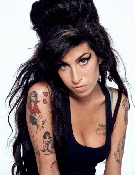 Amy Winehouse Makeup, Amy Wine, Amy W, Amy Winehouse Style, Female Rock Stars, Natural Eye Makeup Tutorial, Amazing Amy, Body Proportions, Amy Winehouse