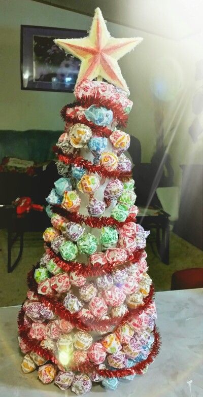 Dum-dums Christmas tree Dum Dum Sucker Ideas, Dum Dum Lollipops Ideas Christmas, Xmas Aesthetic, Christmas Candy Crafts, Candy Trees, Lollipop Tree, Dum Dums, Xmas Games, Creative Wrapping