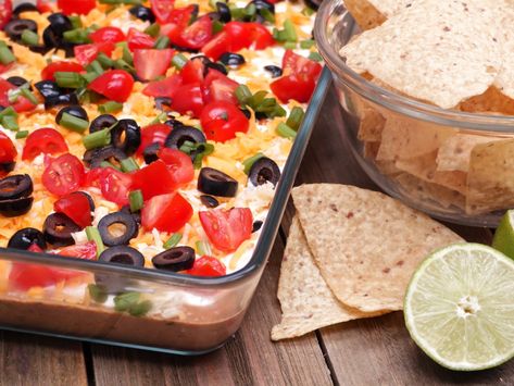 Easy, No-Cook Taco Dip Easy 7 Layer Dip, Spicy Refried Beans, 7 Layer Dip, Taco Dip Recipe, Layered Taco Dip, Dip Recipes Appetizers, Divas Can Cook, Postre Keto, Cook Dinner