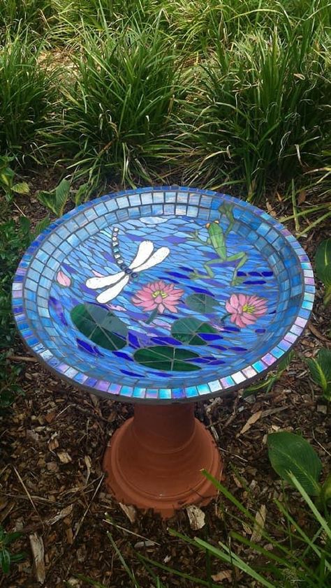 Mosaic Bird Baths Pattern, Mosaic Bird Bath, Glass Bird Bath, Mosaic Planters, Mosaic Birdbath, Mosaic Birds, Glass Mosaic Art, Bird Baths, Mosaic Artwork