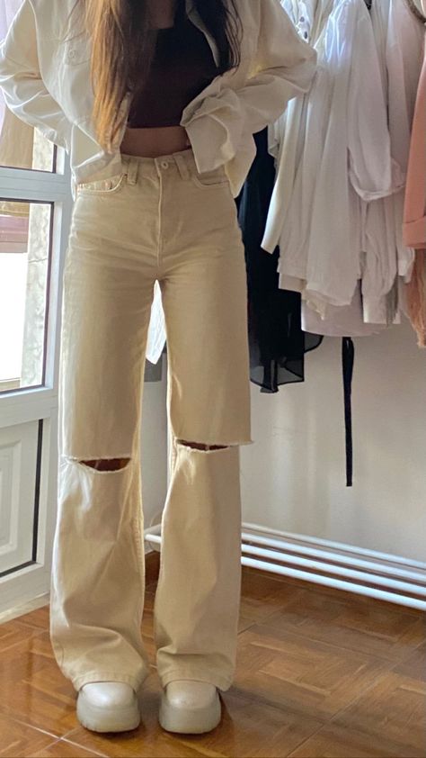 Beige Flare Pants Outfit Winter, Fits With Beige Pants, Outfits For Beige Pants, Tan Zara Jeans Outfit, What To Wear With Beige Jeans, Outfit With Beige Jeans, Beige Bottom Outfit, Outfit Avec Pantalon Beige, Beige Flare Jeans Outfit