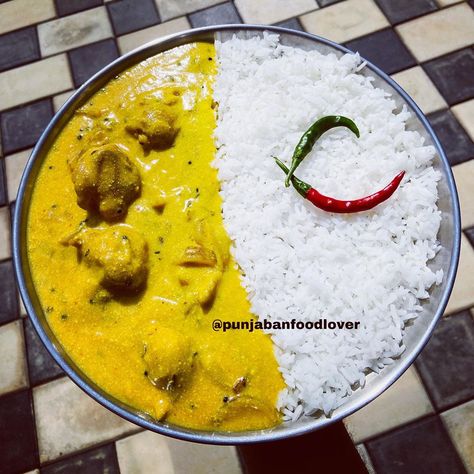 Kaur on Instagram: “Punjabi Kadhi Pakoda with Chawal 😍 . . Do you like this?? Tell me in comment section 👇🏻 . . Follow @punjabanfoodlover for more tempting…” Kari Chawal, Kadi Chawal, Vegetarian Snacks, Indian Food Recipes Vegetarian, Snacks Recipes, Recipes Vegetarian, Biryani, Food Presentation, Indian Food