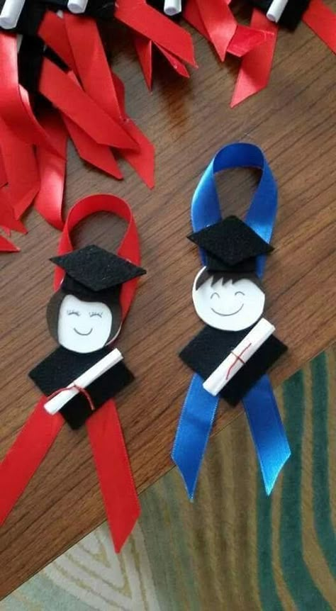 Graduation Art Ideas, School Board Decoration, Graduation Art, Graduation Crafts, Kids Graduation, Preschool Arts And Crafts, Preschool Graduation, Hand Crafts For Kids, Happy Graduation