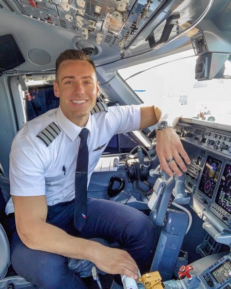 Handsome Pilot, Pilot Uniform Men, Augusta Alexander, Pilot Uniform, Hey Handsome, Men In Uniform, Men Style Tips, Military Men, Good Looking Men