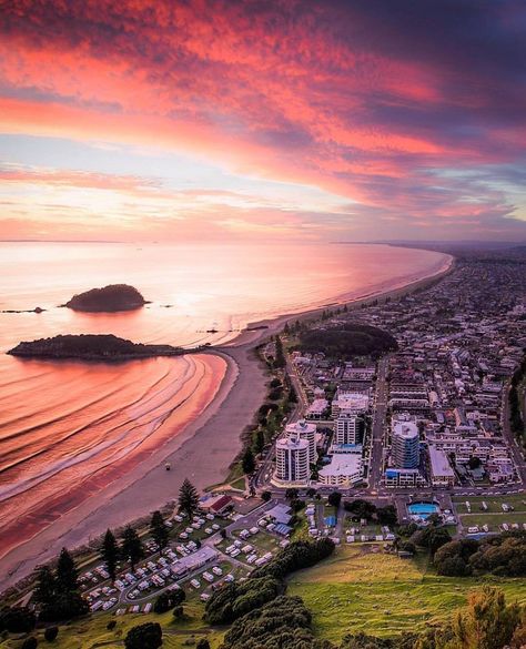 Mt Maunganui in NEW ZEALAND (@destinationnz) on Instagram: “An excellent shot from the Mount looking down at Tauranga captured by the awesome @rachstewartnz #mtmaunganui_NZ Mount Maunganui New Zealand, New Zealand Summer Aesthetic, New Zealand Aesthetic, New Zealand Summer, Mt Maunganui, Tauranga New Zealand, Exchange Program, Mount Maunganui, Best Vacation Destinations