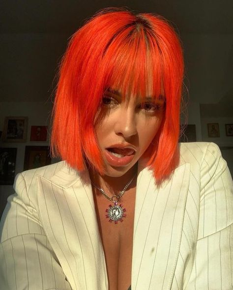 Neon Hairstyles, Neon Orange Hair, Orange Hair Dye, Neon Hair Color, Simple Elegant Hairstyles, Vibrant Hair Color, Summer Hair Trends, Statement Hair, Vibrant Hair