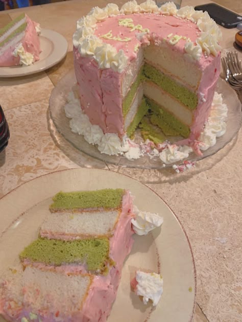 Matcha And Strawberry Cake, Strawberry Matcha Cake, Matcha Strawberry Cake, Matcha And Strawberry, Matcha Dessert, Matcha Cake, Pastel Cupcakes, Pretty Dessert, Cute Baking