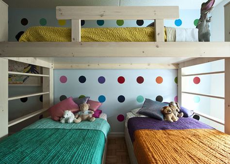 Three's Company: Tips for Creating Rooms for 3 Or More Kids - good uses of space Modern Bunk, Triple Bunk Beds, Bunk Bed Designs, Space Bedding, Shared Bedroom, Shared Room, Kids Bunk Beds, Shared Rooms, Kids' Bed