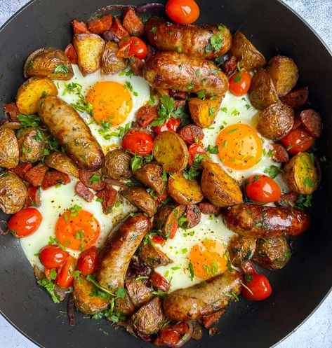 Full English Breakfast Hash - Best Recipes UK Best Recipes UK Healthy English Breakfast, International Breakfast Ideas, English Breakfast Recipe, English Tea Recipes, Full English Breakfast Recipe, English Breakfast Sausage, Typical English Breakfast, Healthy Full English Breakfast, Chorizo Hash Recipe