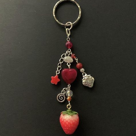 Keyrings Diy, Beaded Keyrings, Keyring Charms, Bag Must Haves, Red Keychain, Red Charm, Strawberry Charm, Diy Bracelets Patterns, Cute Keychain