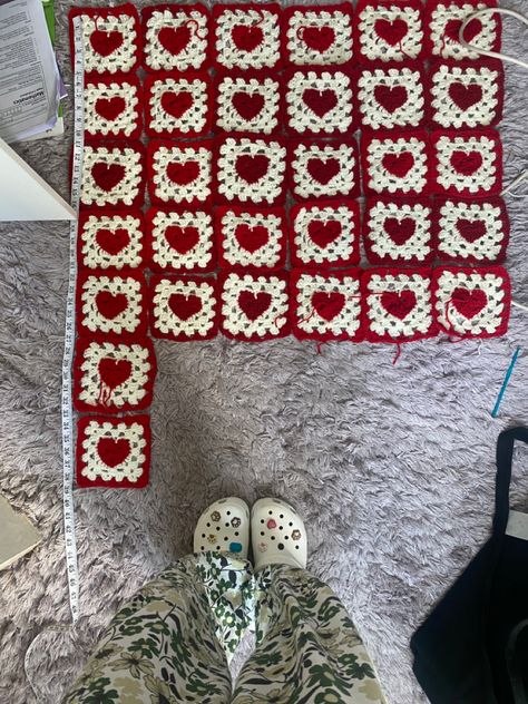 Heart Granny Square Blanket, Christmas Blanket Pattern, Crochet Christmas Blanket, Crocheting Blanket, Tops A Crochet, Heart Granny Square, Pattern Design Ideas, Crochet Heart Blanket, Christmas Crochet Blanket