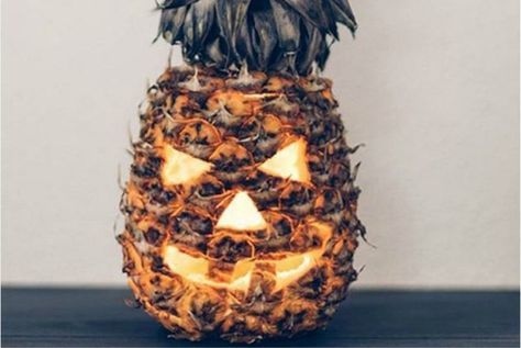 People are carving pineapples into jack-o'-lanterns, and it's kind of brilliant: Pineapple jack-o'-lanterns Pineapple Carving, Pumpkin Carving Alternatives, Tropical Halloween, Unique Pumpkin Carving Ideas, Hallowen Party, Halloween Party Decor Diy, Halloween Memes, Dollar Store Halloween, Jack O'lantern