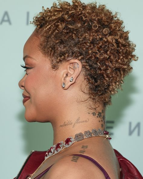 This curly hair🥹 #rihanna#badgalriri#fenty#fentyhair#launch#la | Instagram Short Blonde Hair On Black Women, Rihanna Hairstyles Short, Rihanna Short Curly Hair, Short Curly Natural Hairstyles, Rihanna's Hairstyles, Rihanna Natural, Rhianna Mullet Haircut, Rihanna Natural Hair, Rihanna Curly