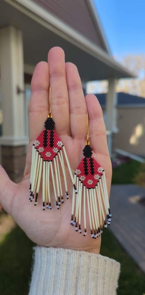 Native American Earrings Diy, Native American Jewelry Diy Tutorials, Beaded Native American Earrings, Free Native Beading Patterns, Native Beading Patterns Design, Mmiw Beaded Earrings, Native Bead Work, Beaded Quill Earrings, Mmiw Beadwork