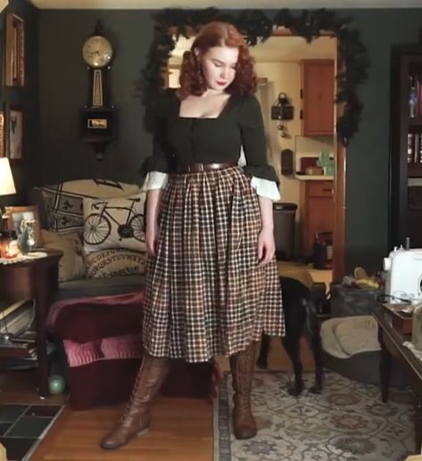 Librarian Look Outfits, Vintage Fall Outfits Plus Size, Dark Acedamia Plus Size, Plus Cottagecore Outfits, Dark Academia For Plus Size, Vintage Fall Outfits 50s, Dark Cottagecore Plus Size, Curvy Dark Academia Outfit, Dark Academia Outfit Curvy