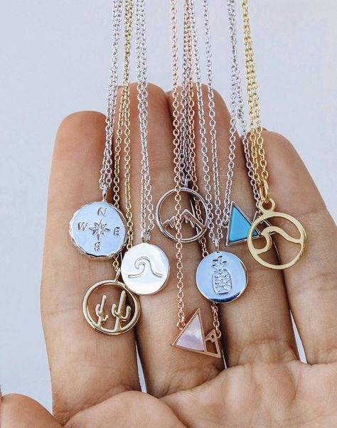 Pura Vida Necklace, Preppy Accessories, Surf Yoga, Preppy Bracelets, Preppy Jewelry, Pura Vida Bracelets, Jewelry Accessories Ideas, Jewellery Necklace, Girly Accessories