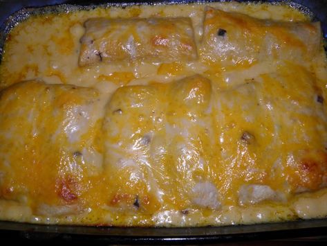 Chimichanga Casserole Recipe Chimichanga Casserole, Easy Week Night Meals, Mexican Cuisine Recipes, Baked Dish, Week Night Meals, Family Dinner Night, Big Dinner, Easy Party Food, Cooking Easy