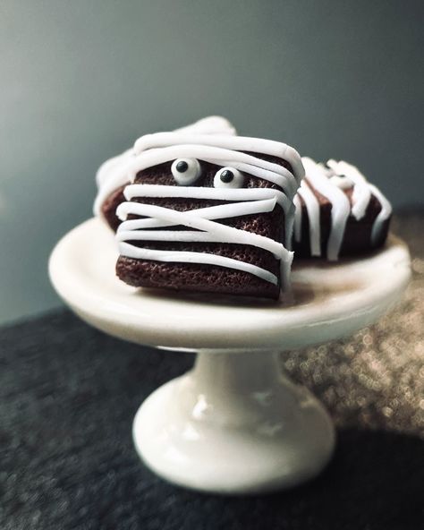 Mini mummy brownies. Aren’t they the cutest Halloween mini treats you ever did see? #brownielovers#spookytreats#miniaturefood#polymerclayearrings#statementearrings#polymerclayfood#barbiefood#clayart#foodearrinngs#dollhousefood#idahomade Tombstone Brownies, Mummy Brownies, Mini Brownie Bites, Halloween Brownies, Halloween Foods, Mini Brownies, Mini Treats, Brownie Bites, Halloween Desserts