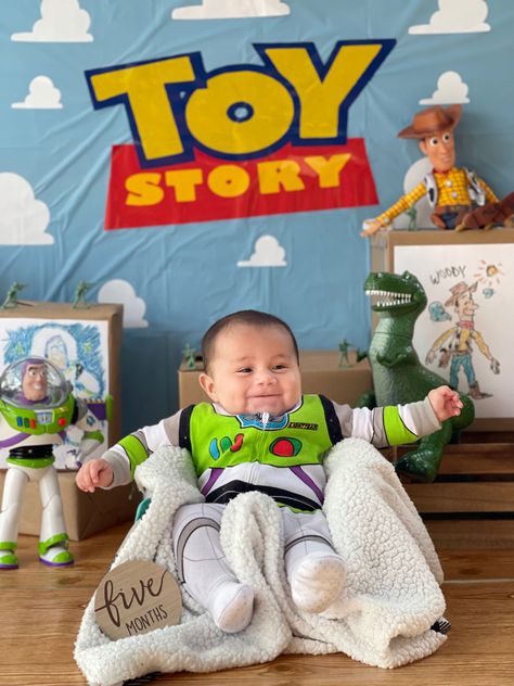 Toy Story Baby Photoshoot, Buzz Costume, Toy Story Baby, December Baby, Milestone Pictures, Fantasia Disney, Baby Boy Photography, Half Birthday, Woody Toy Story