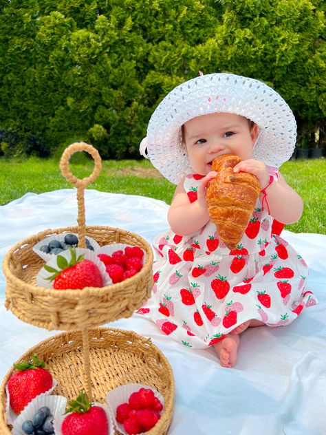 Enjoyimg the sun & all the sweet flavors she loves! Strawberries Photoshoot, Berry First Photoshoot, May Baby Photoshoot Ideas, Berry Photoshoot, Monthly Baby Photos Girly, Strawberry Photo Ideas, May Baby Photoshoot, Berry 1st Birthday Photoshoot, Summer Baby Photoshoot