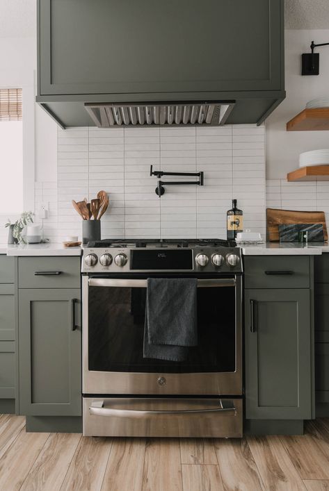 Dapur Rustic, Olive Green Kitchen, Model Dapur, Kabinet Dapur, Green Kitchen Cabinets, Classic Kitchen, Kitchen Redo, Counter Tops, Green Kitchen